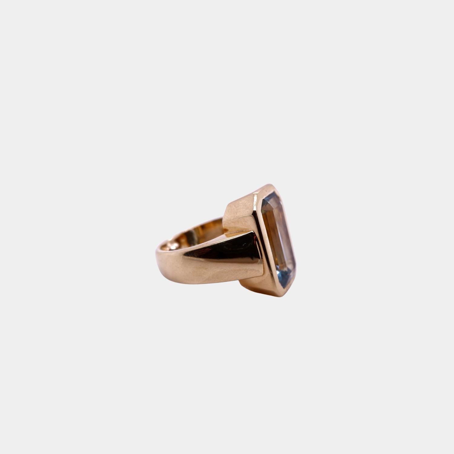 Vintage 1980's Octagonal Cut Aquamarine and Gold Ring in 18ct Gold
